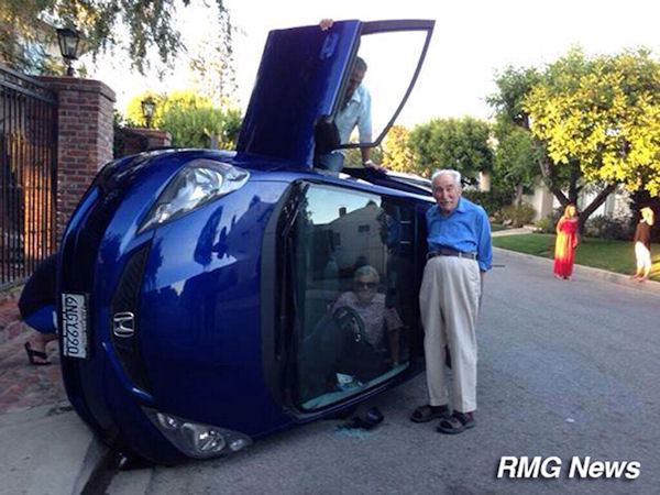 insolite accident couple femme homme pose voiture