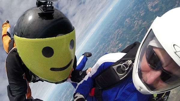 insolite casque parachutisme smiley visiere
