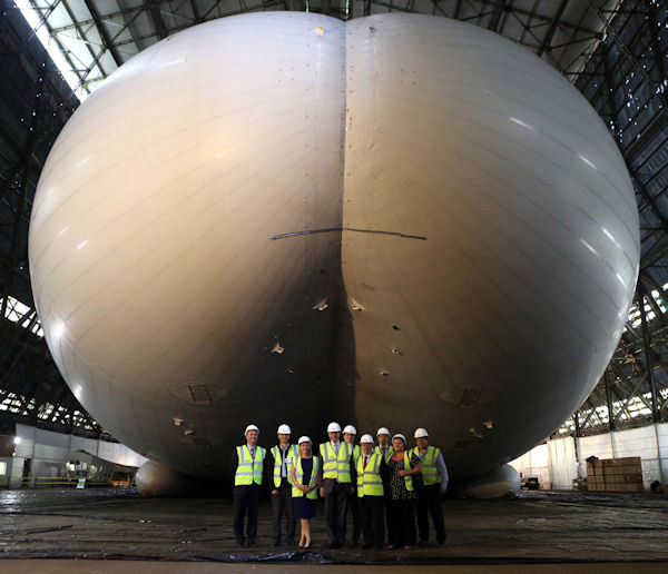 insolite avion derriere hangar