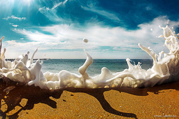 insolite ecume sable vague