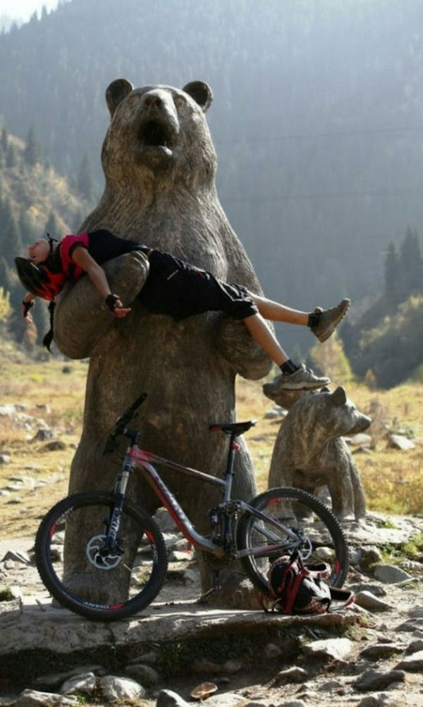 insolite cycliste ours statue