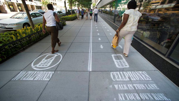 insolite portable telephone trottoir voie