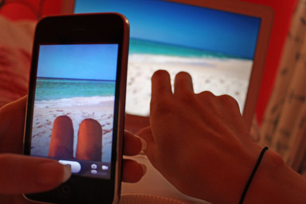 insolite bronzage doigt jambe plage sable telephone