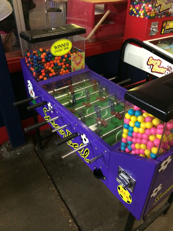 insolite babyfoot bonbon machine