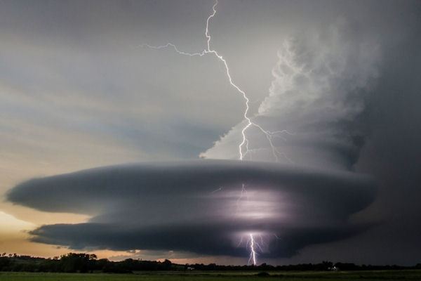 insolite eclair nuage tempete tornade