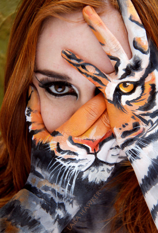 insolite bodypainting femme main peinture tigre