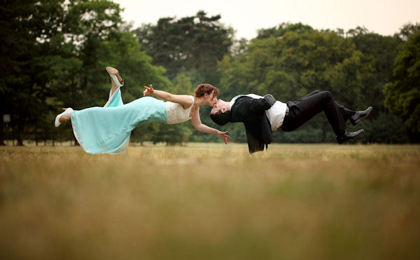 insolite bisou levitation mariage photo