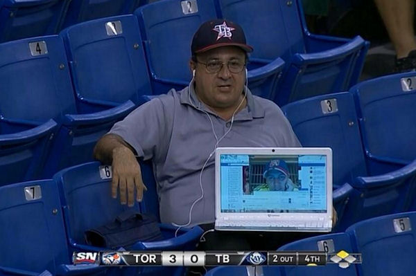 insolite match ordinateur tribune webcam