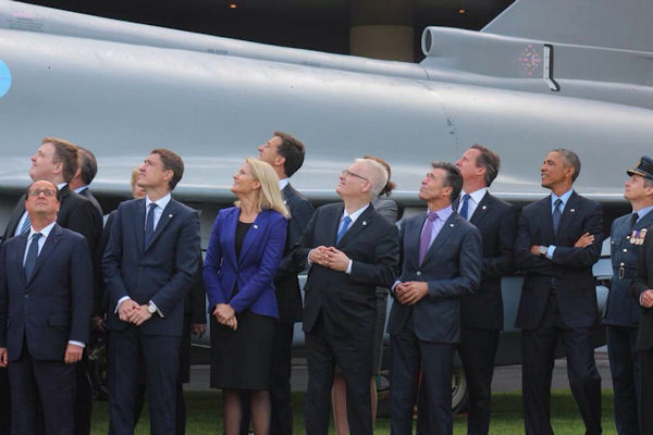 insolite aerien direction francois hollande otan show