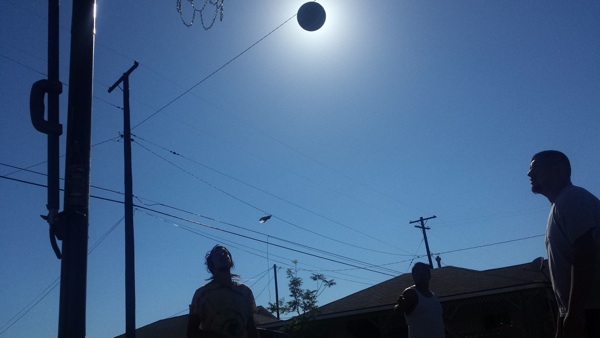 insolite ballon basket eclipse soleil