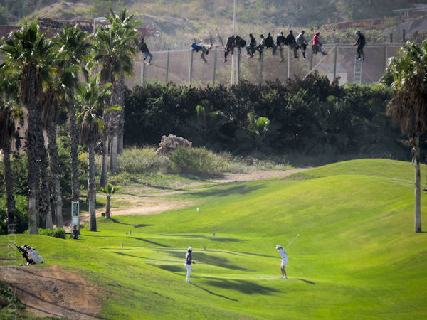 insolite golf grillage migrant terrain