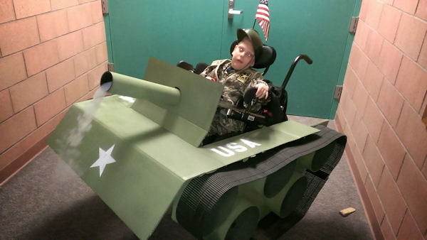 insolite char combat deguisement enfant fauteuil roulant tank