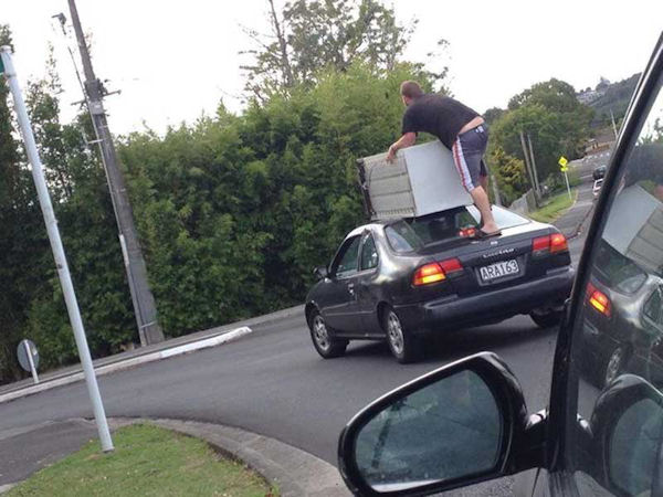 insolite demenagement homme refrigerateur toit voiture