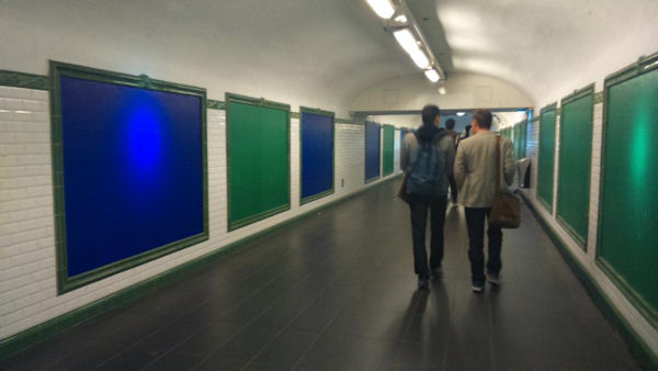 insolite adblock couloir metro pub