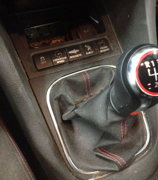 insolite bouton voiture