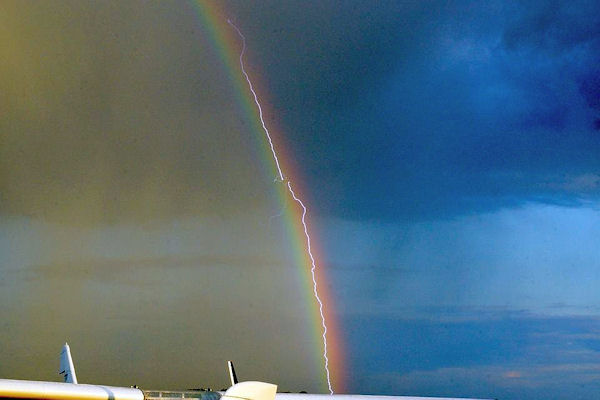 insolite arc-en-ciel eclair foudre leprechaun
