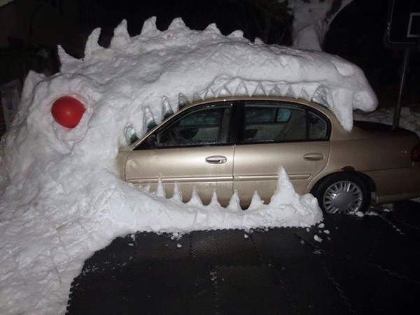 insolite godzilla neige voiture