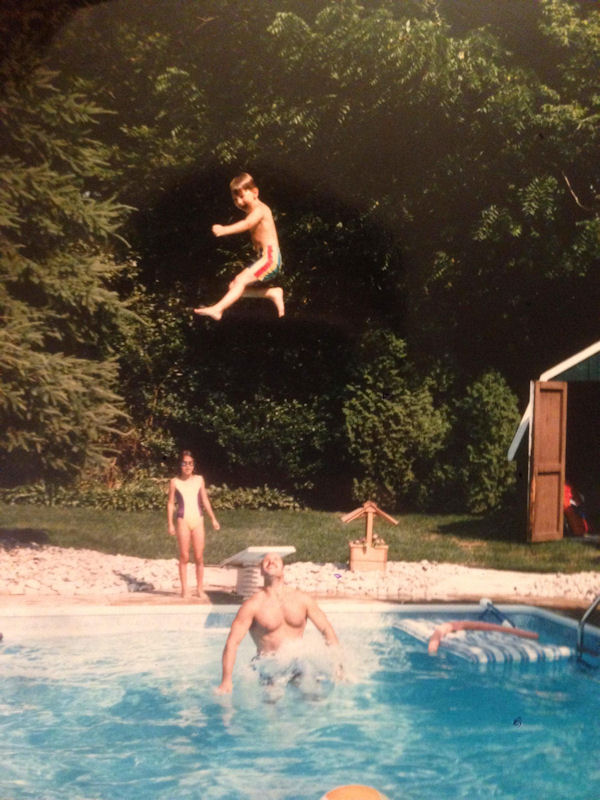 insolite fils lancer pere piscine