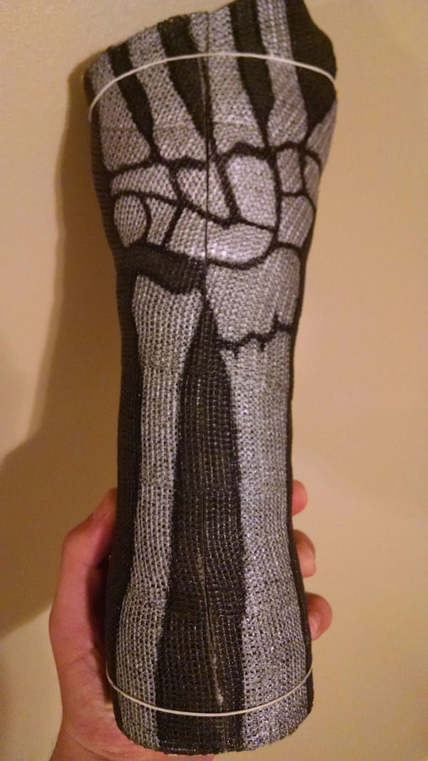 insolite bras os platre squelette