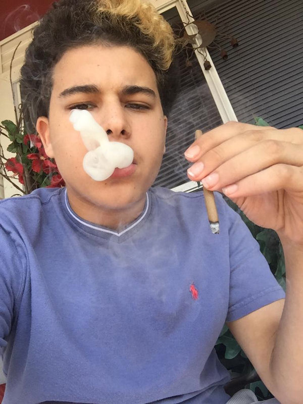 insolite fumee phallique rond selfie