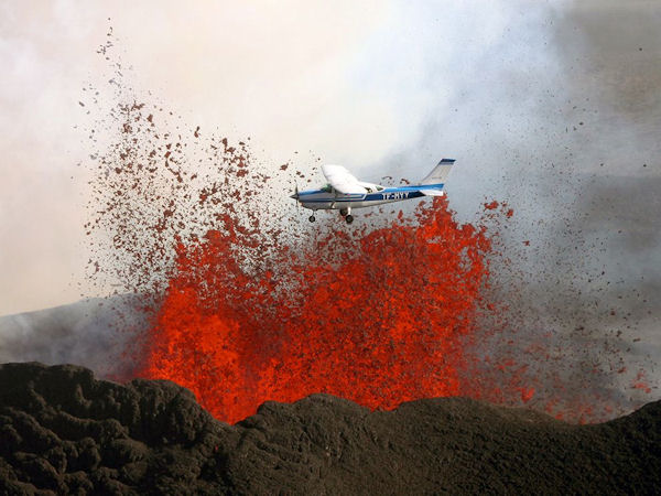 insolite avion lave volcan