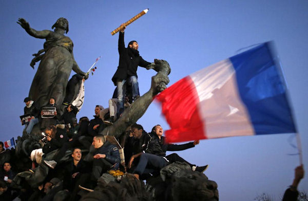 insolite charlie drapeau hebdo manifestant republique statue triomphe