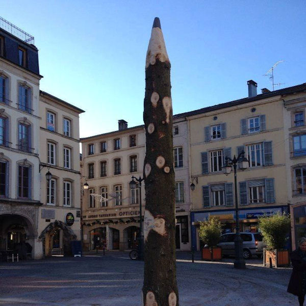 insolite charlie crayon hebdo noel sapin