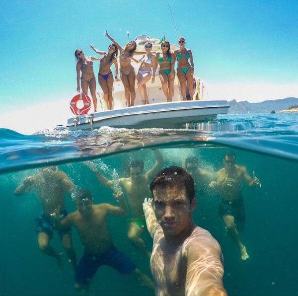 insolite bateau eau femme groupe homme selfie