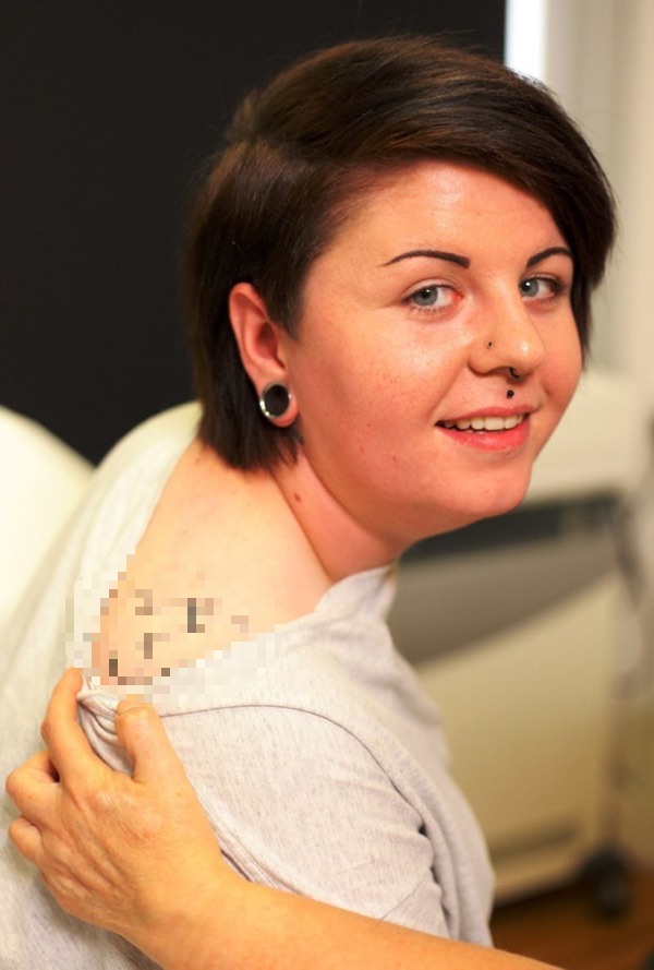 insolite epaule penis tatouage