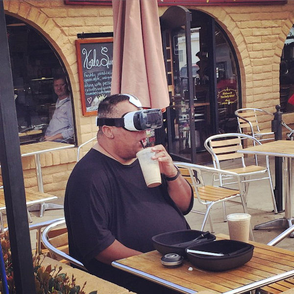 insolite casque futur gobelet gros homme realite virtuel