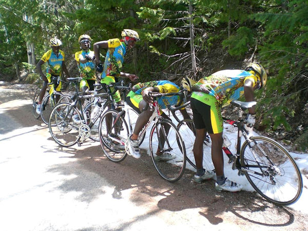 insolite cycliste equipe neige rwanda velo