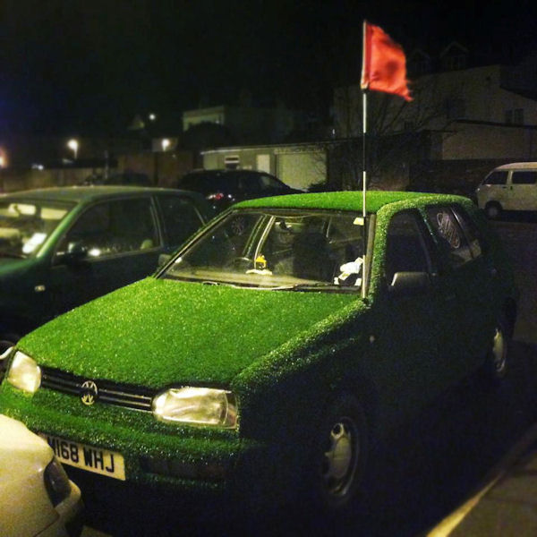 insolite drapeau golf herbe voiture