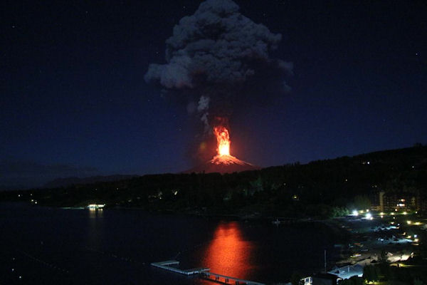 insolite eruption volcan