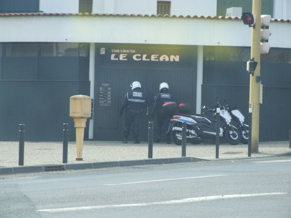 insolite club libertin police policier