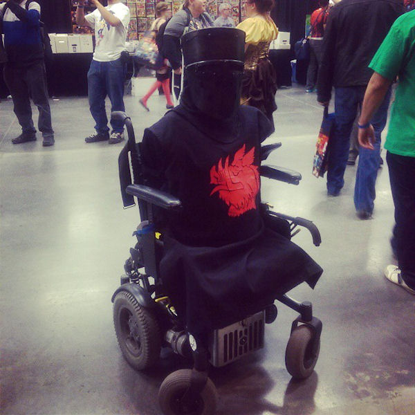 insolite cosplay fauteuil roulant
