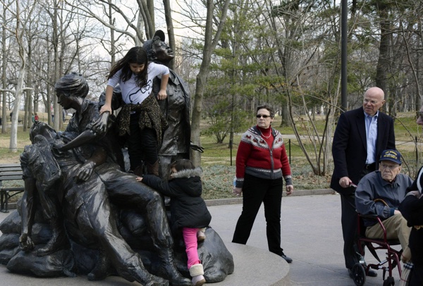 insolite enfant guerre monument veterant