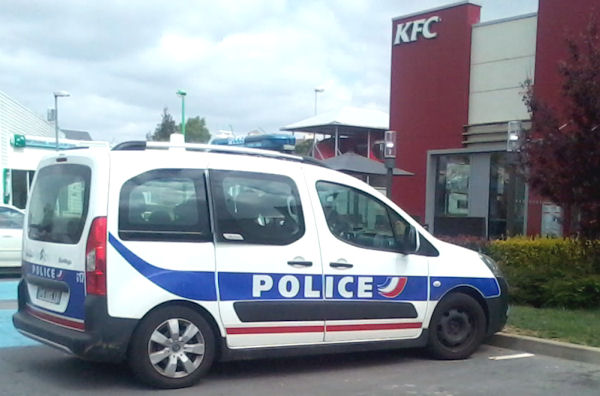 insolite kfc livraison police poulet voiture