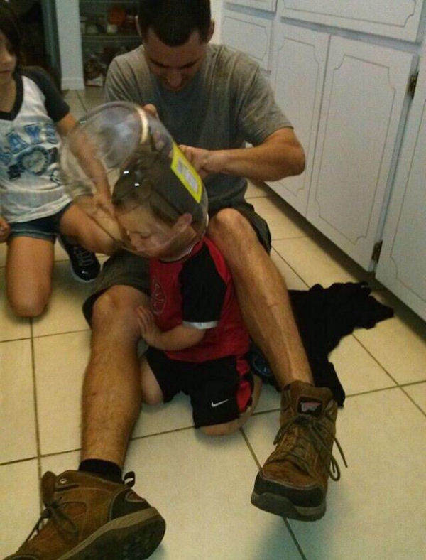 insolite bocal coince curieux enfant tete