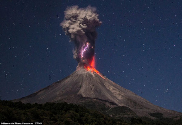 insolite cendre eclair nuage volcan