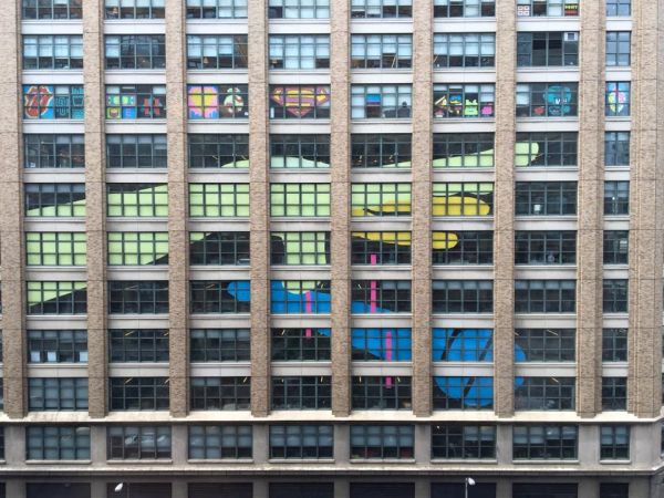 insolite bureau drop fenetre guerre mic post-it war