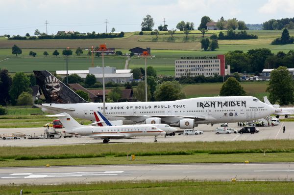 insolite aeroport avion hollande iron maiden merkel