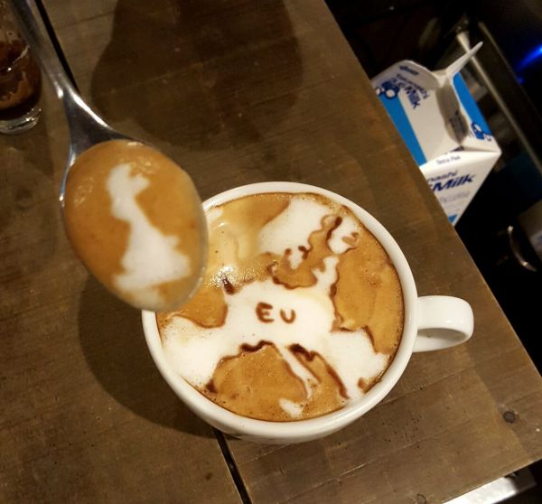 insolite brexit cafe cuillere tasse