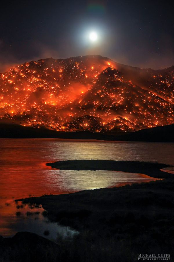 insolite colline feu incendie lune