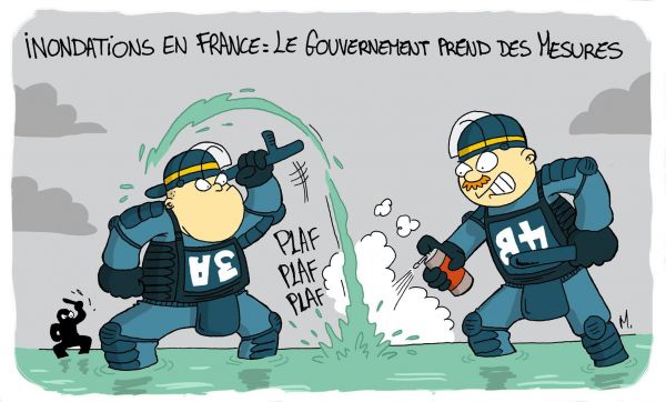 insolite crs eau inondation lacrymogene matraque police
