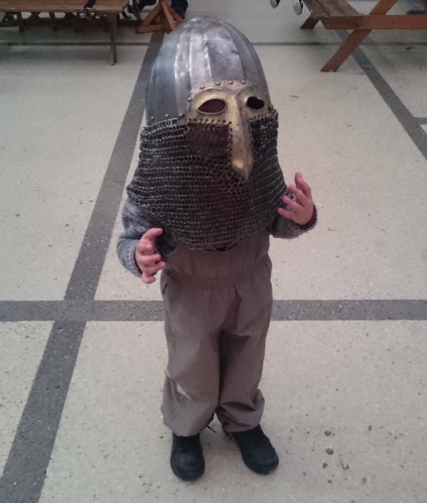 insolite casque chevalier enfant grand tete