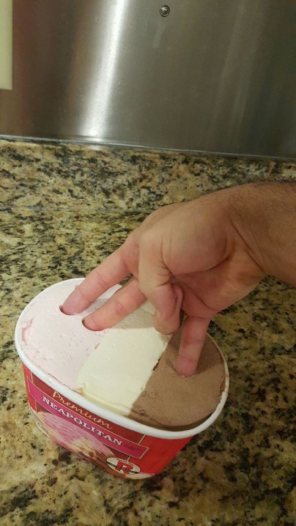 insolite chocolat doigt fraise glace