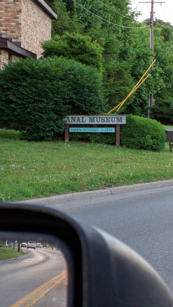 insolite pancarte haie musee