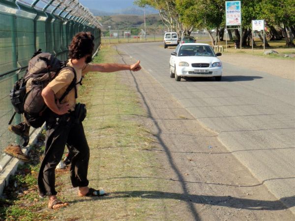 insolite auto-stoppeur like pouce route voiture