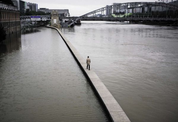 insolite eau homme inondation muret paris seine seul