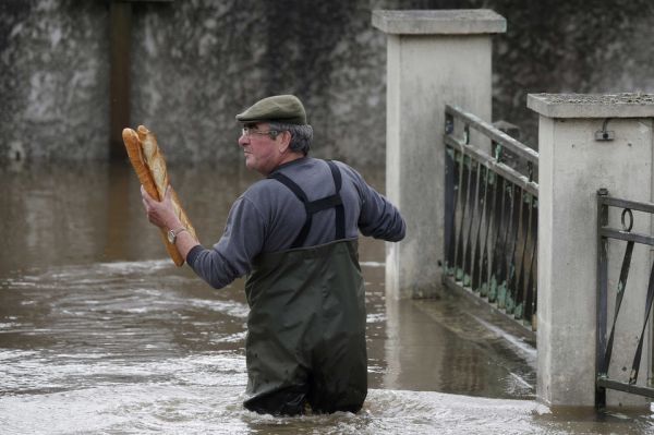 insolite baguette france homme inondation pain